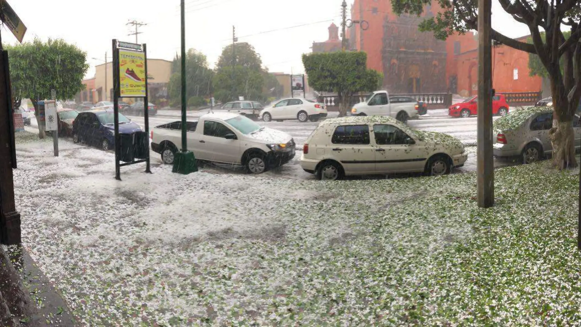 Intensa granizada sorprende a habitantes de San Juan del Río.